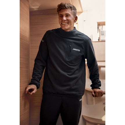 musto-fleecevest-heren-br3-storm-midlayer-donkergrijs-feature