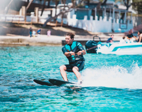 Waterskis